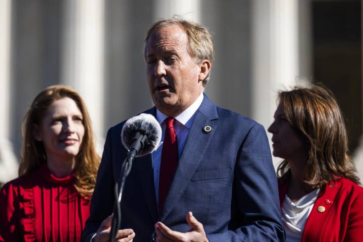Fiscal general de Texas pide al Supremo estatal que expulse a 13 demócrata de sus cargos