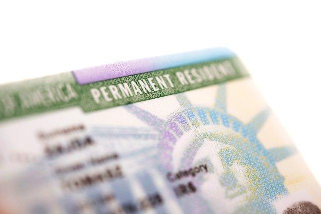 ¿Tienes green card? Debes llevarla siempre, advierte agencia federal