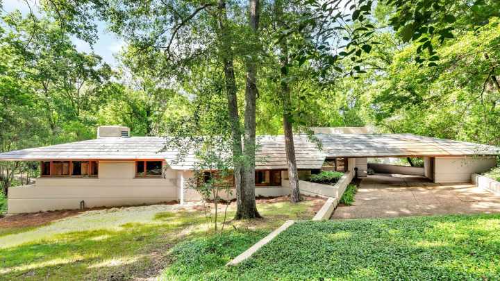 These are 6 interesting houses for sale near Jackson, MS