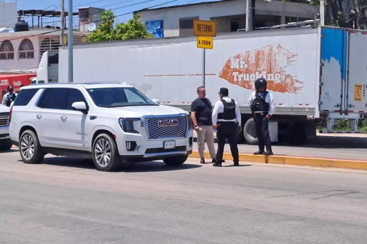 Acusan al alcalde de Ciudad del Carmen de usar policías para allanamientos y desalojos