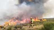 La lucha contra los incendios en Castilla y León, Galicia y Asturias continúa con una climatología más favorable