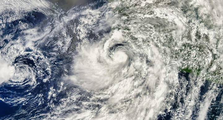 Huracán Erin amenaza la costa este de Estados Unidos con fuertes corrientes y marejadas