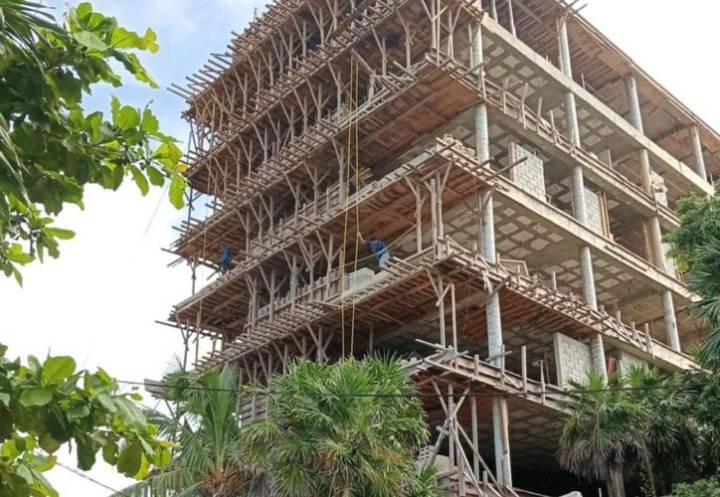 Ordenan demoler condominio ilegal en Tulum