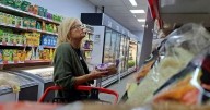 El freno en los ingresos y el acceso al crédito profundizan el pesimismo de los consumidores
