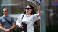 Anne Hathaway protagoniza TERRIBLE caída en la grabación de El Diablo Viste a La Moda 2