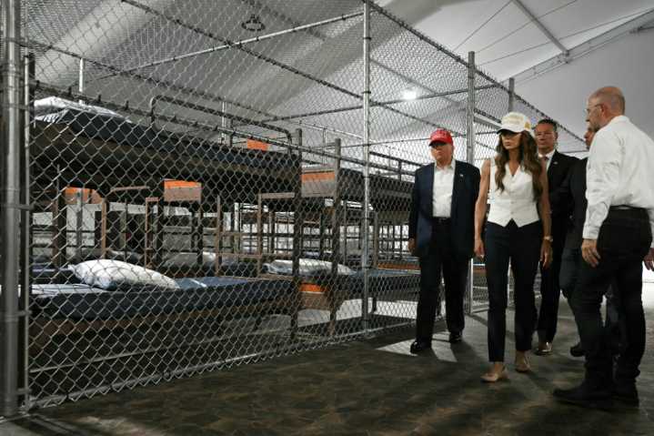 En «Alcatraz de los Caimanes», detenidos denuncian abusos en un limbo legal