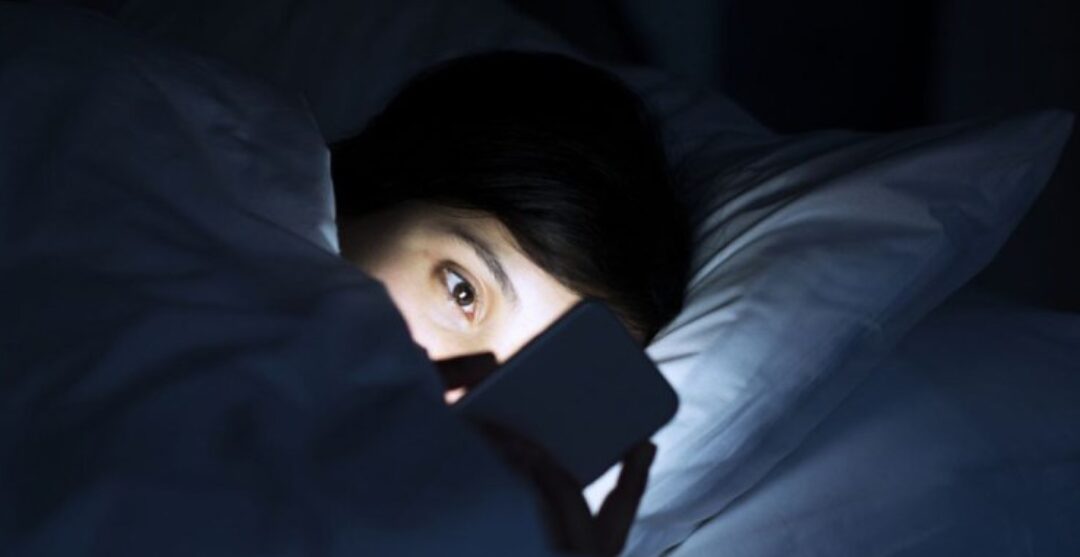 Dormir con el celular en la mano: un hábito que podría costarte la salud mental y física
