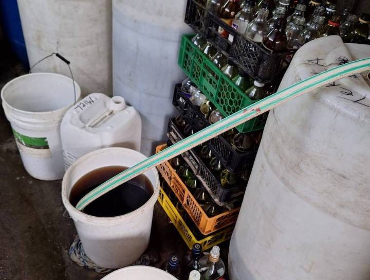 Descubren centro de embotellamiento de alcohol falsificado en El Bosque
