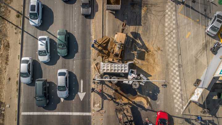 Camión cargado de tierra vuelca en el Terán Terán y provoca caos vial