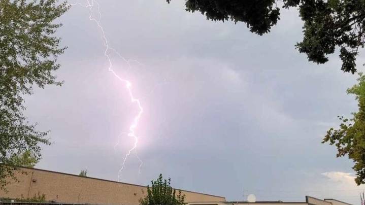 How much lightning hit Oregon and Washington Wednesday morning?