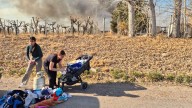 Videos: evacuaron a dos familias con niños por un incendio que comenzó en un campo inculto en Luján