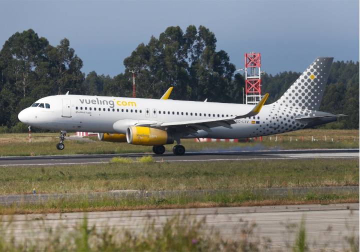 Vueling deja en tierra hasta el 1 de septiembre a los pasajeros de la ruta Asturias