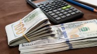 Con un blue estable, volvió a subir el dólar oficial y cerró a $1.315