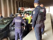 Un hombre sufre preinfarto al volante en avenida Convención; policías y paramédicos lo auxilian