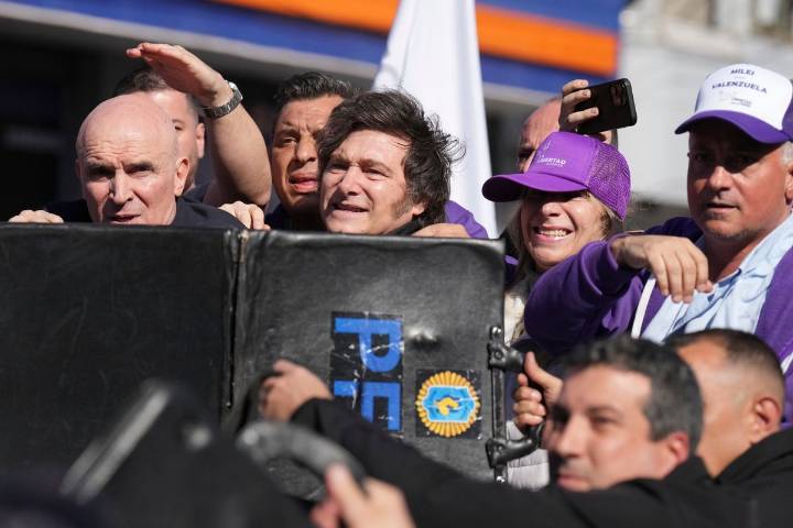 Lanzan piedras a Javier Milei en acto de campaña en Buenos Aires