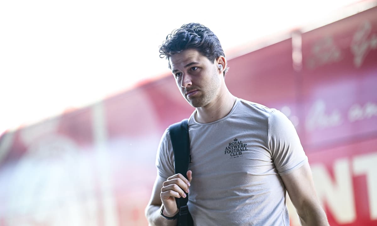 Manchester United 'make new Senne Lammens bid' as Emi Martinez contingency plan emerges