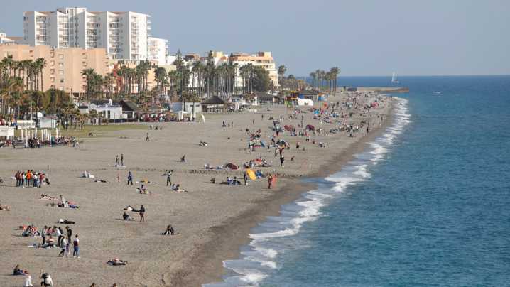 Levantan la recomendación de evitar el baño en la playa de la Charca de Salobreña