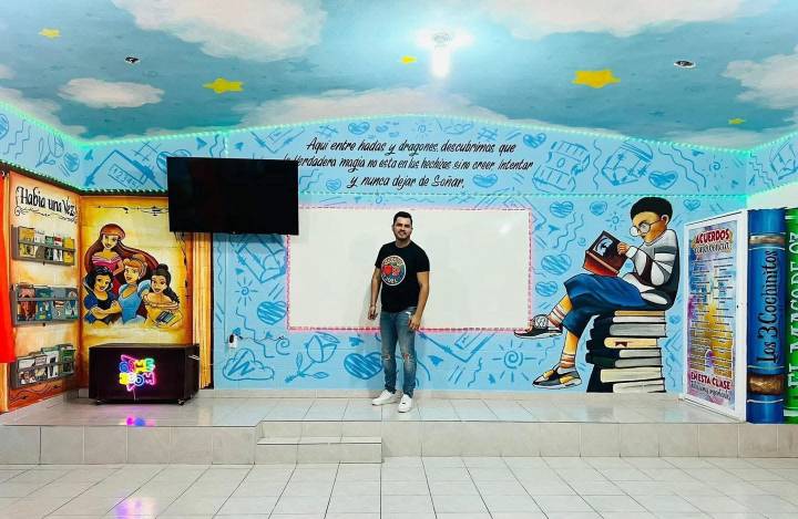 MAESTRO DEDICÓ SUS VACACIONES A PINTAR Y LIMPIAR SU AULA EN MAZATLAN