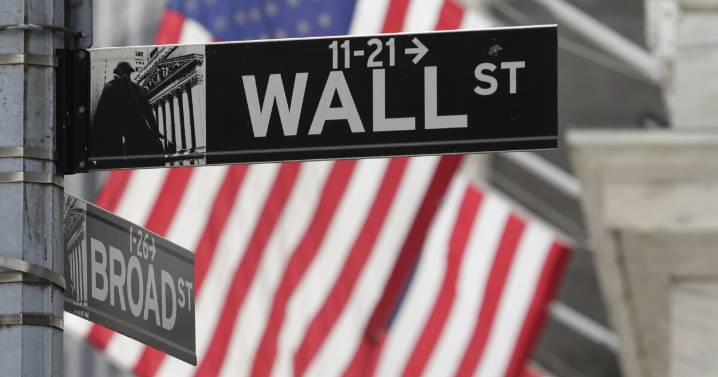 US stocks rally to records on hopes for cuts to interest rates