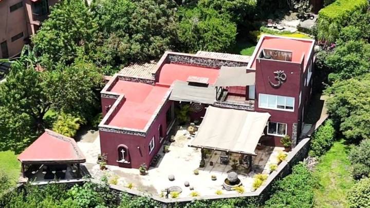 Protestan en la casa de Fernández Noroña en Tepoztlán; él afirma que tiene escrituras