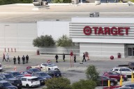 Deja 3 muertos tiroteo en estacionamiento de tienda en Texas