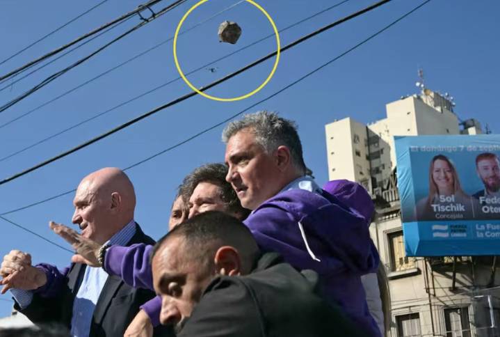 VIDEO | Así fue el momento en el que atacaron la caravana de Javier Milei en Lomas de Zamora