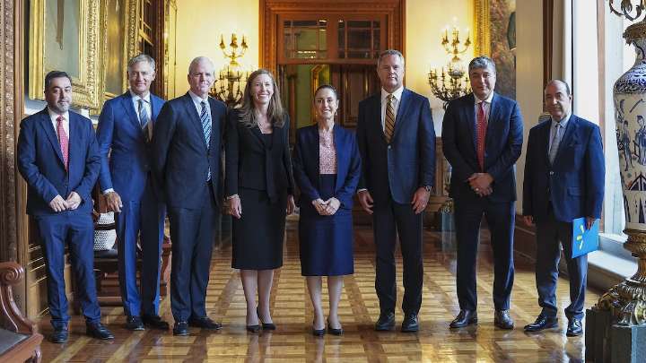 Directivos de Walmart confirman inversiones en México a Sheinbaum