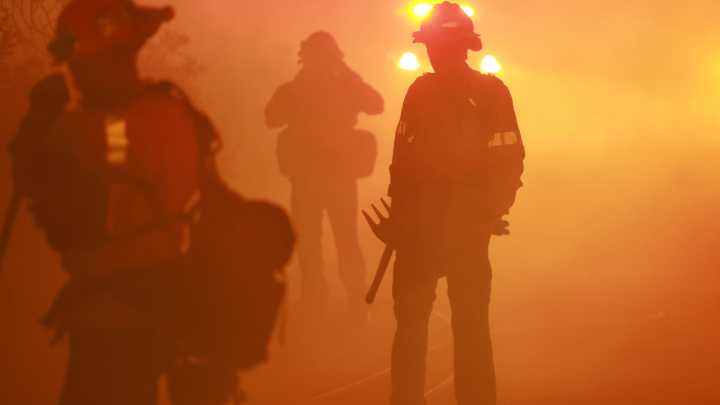 Detienen en EU a dos bomberos que combatían incendio forestal en Washington