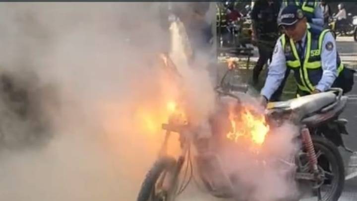 Insólito, un motociclista le prendió fuego a su moto tras ser requerido por los agentes de Tránsito de Cali