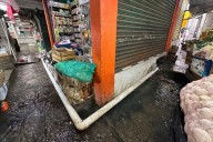 Comerciantes solicitan desazolve urgente de los drenajes del mercado Primero de Mayo, en Pachuca