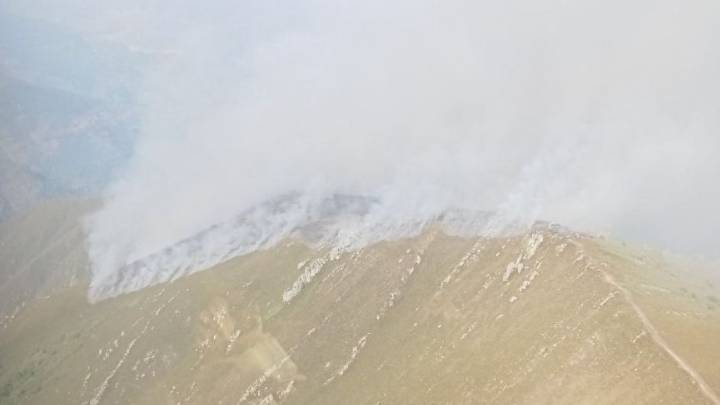 Dura jornada en los incendios de León: el de Llamas se complica y el de Yeres mantiene a los vecinos evacuados