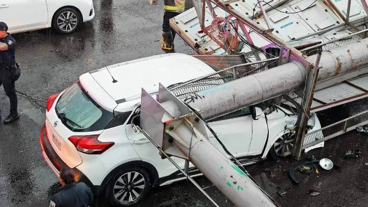 Lluvia provoca caída de espectacular sobre auto en Tlalnepantla