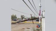 Fuertes vientos y lluvia causa caída de postes en Mexicali; varios sectores se quedan sin luz