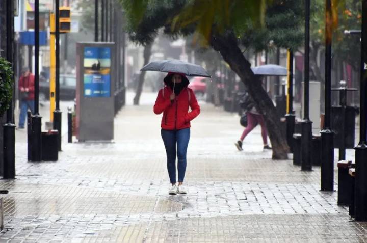 Lunes con alerta amarilla por tormentas en Santiago: a qué hora llega la lluvia este 18 de agosto