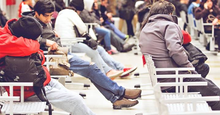 Más de 2,5 millones de personas siguen en listas de espera en 2025 pese a que 1,3 millones salieron este semestre