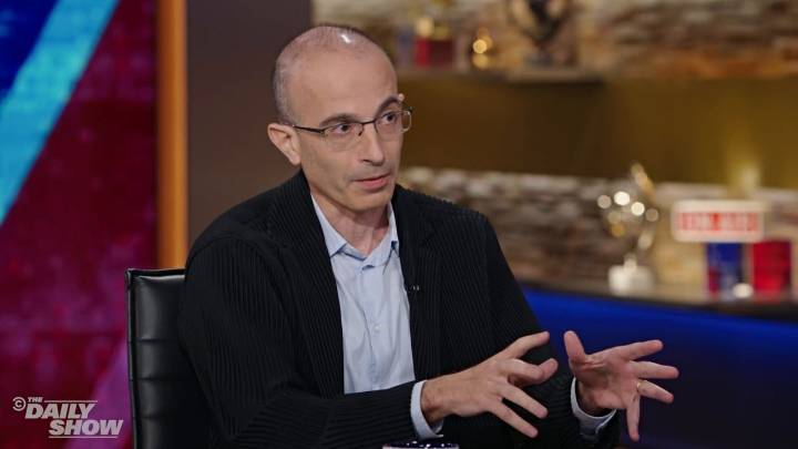Yuval Noah Harari, historiador y visionario, sentencia la muerte del dinero: "El significado de la riqueza pasa de tener mucho dinero a tener muchos petabytes de información