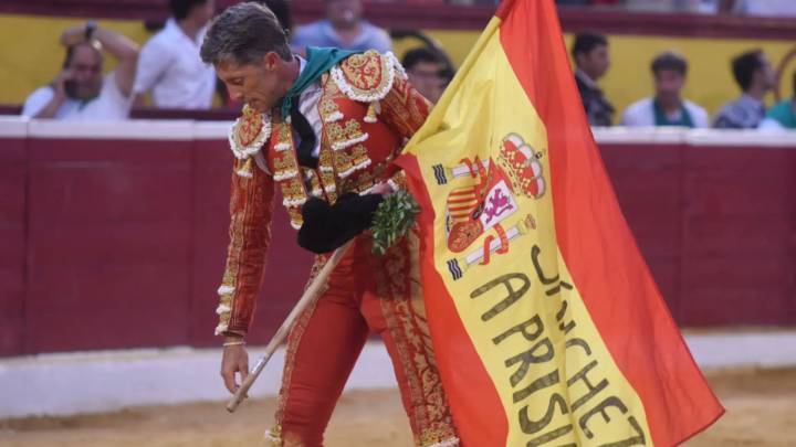 La polémica bandera que llevó el torero Manuel Escribano en Huesca: "Pedro Sánchez a prisión"