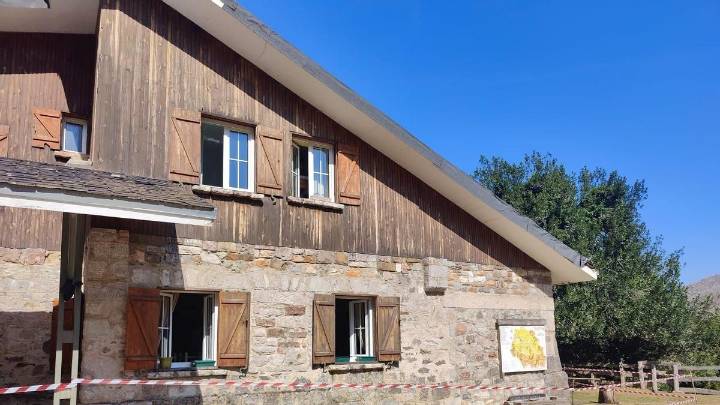 El refugio de Brañagallones seguirá abierto tras el verano si la obra para reformar la instalación se demora