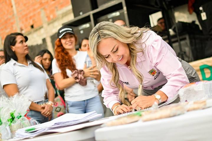 Alcaldesa Johana Aranda cumplió su palabra e hizo posible la legalización del barrio La Mansión
