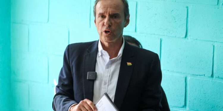 Jorge «Tuto» Quiroga asegura que «este domingo saldrá el sol» para Bolivia tras ejercer su voto en La Paz.