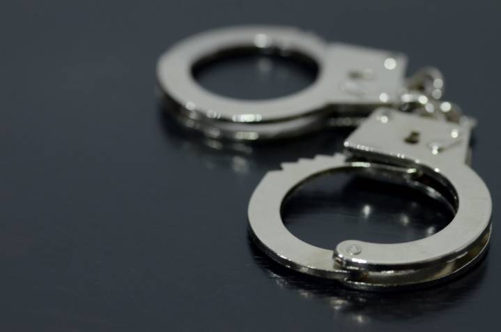 Hombre de 83 años es arrestado por apuñalar a una mujer en complejo para personas mayores en Miami Beach