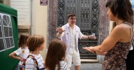 La magia salta a las calles en la Feria de Almería: "Son actuaciones imprevisibles en las que puede pasar de todo"