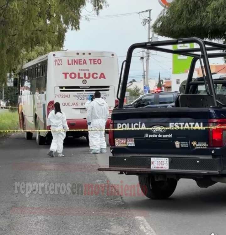 AUTOBÚS DE LA LÍNEA TEO ATROPELLÓ A UNA PAREJA DE MOTOCICLISTAS EN METEPEC; UNA MUERTA Y UN HERIDO