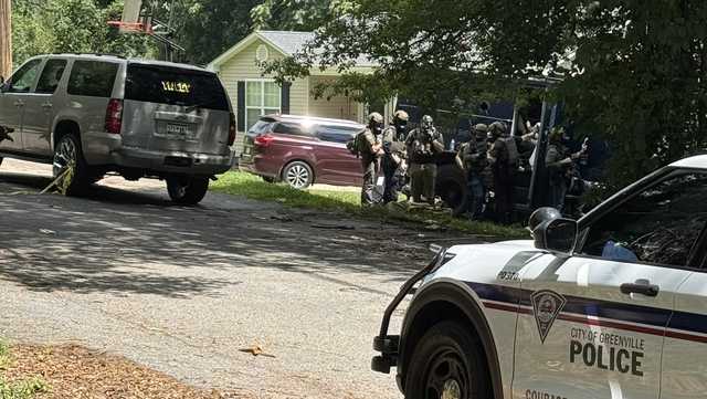 3-hour standoff in South Carolina ends in arrest of murder suspect