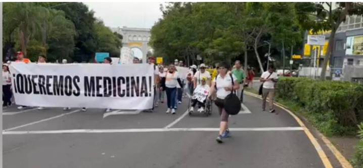 “Presidenta, no más mentiras” reclaman manifestantes durante marcha en CdMx, para exigir abasto de medicinas