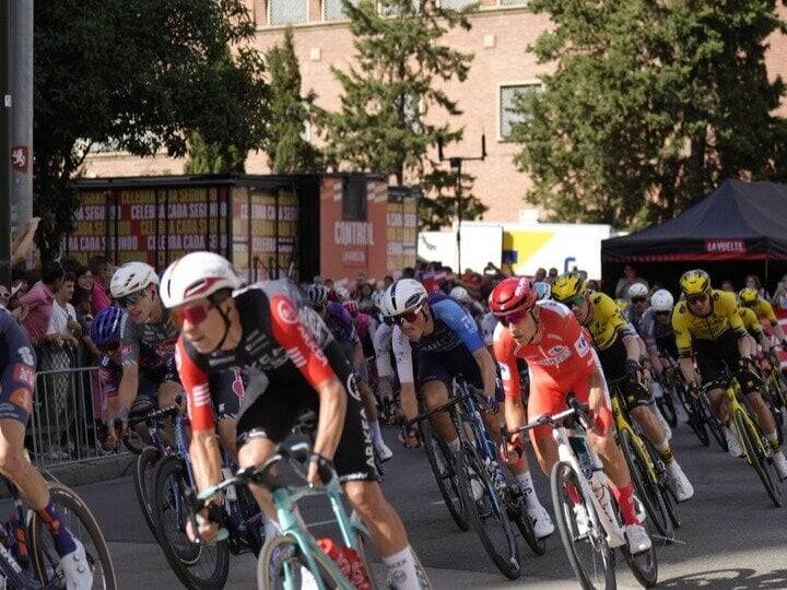 En imágenes | La Vuelta Ciclista toma la ciudad de Zaragoza
