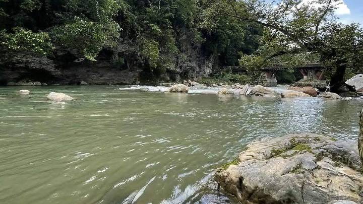 Buscan a niña arrastrada por corriente del río Tonto en Mazatzongo, Sierra Negra de Puebla
