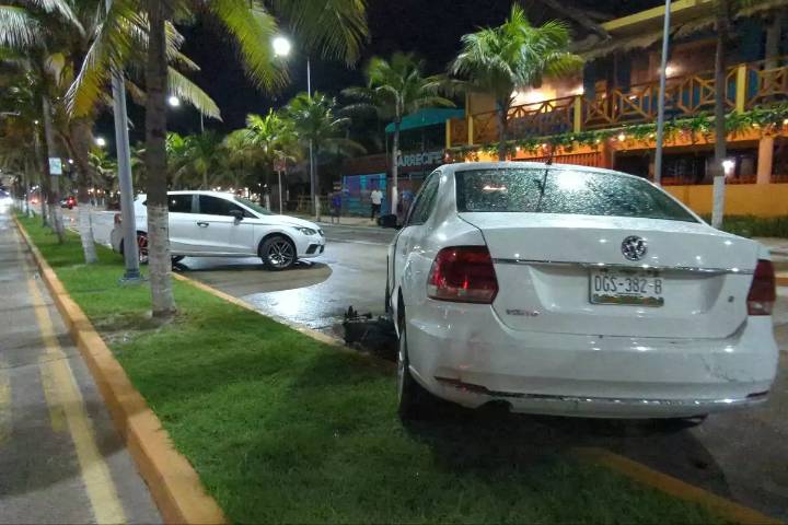 Ebrio conductor provoca aparatoso choque en el malecón de Playa Norte, Ciudad del Carmen
