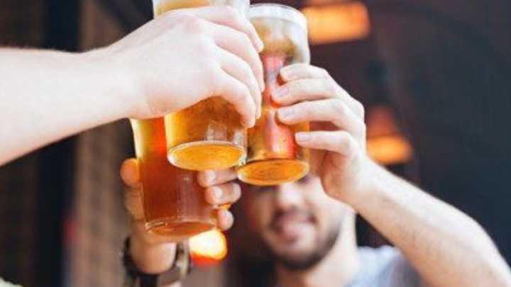 Tomarse una cerveza en la calle puede costarte 500 euros: Barcelona endurece su lucha contra el incivismo