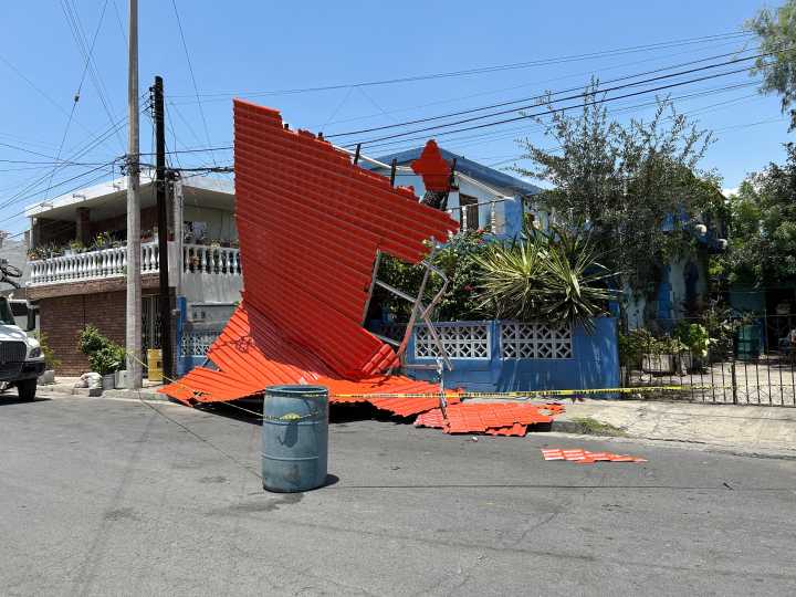 Techo vuela más de 100 metros por fuertes vientos en Monterrey